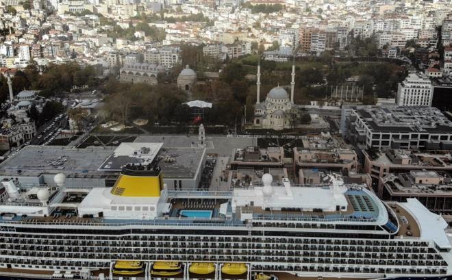 Son olarak Yunanistan?n Mykonos adasndan kalkan "Spirit of Discovery" isimli gemi, 631 yolcusu ve 530 kiilik mrettebatyla Galataport'a yanat.