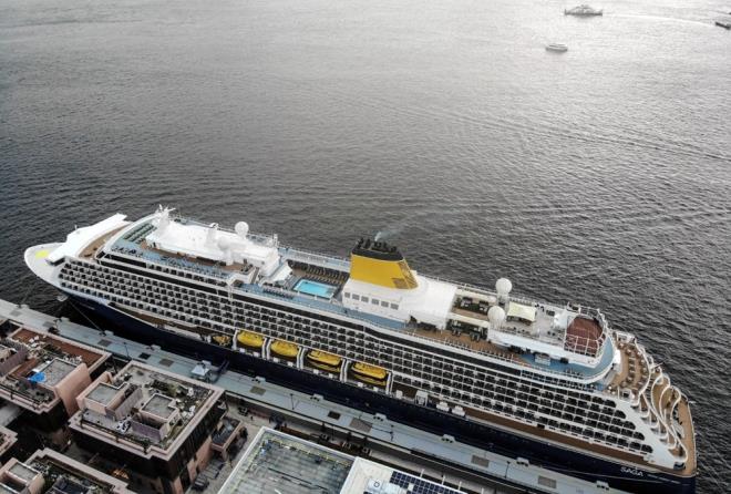 Byklyle dikkat eken dev gemi, tarihi yarmadas manzarasyla ayn karede bulutu. Yzen otel grnmndeki dev kruvaziyer gemisi arkasndaki binalarla birlikte ilgin manzaralar oluturdu.