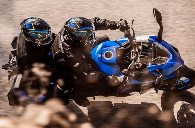 LCD ekran; hz, devir, tur sresi modu, saat, ortalama ve anlk yakt tketimi, ak voltaj, kilometre sayac, ift gnlk kilometre sayac (A-B), eki kontrol modu, bakm hatrlatcs, vites konumu, SDMS modu, su scakl, Quick Shift (AIK/KAPALI), akll telefon balant durumu ve arj seviyesi, menzil ve yakt gstergesi bilgilerini gsteriyor. Ekran evreleyen LED uyar klar ise sinyaller, uzun far, bo vites, arza, ana uyar, ABS, eki kontrol sistemi, dk voltaj uyars, soutma suyu scakl ve ya basnc bilgilerini kolay bir grnrlkle srcye iletiyor.