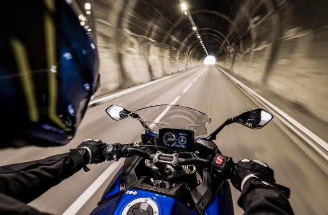 OK FONKSYONLU 6.5 N TFT LCD EKRAN    6,5 in TFT LCD oklu bilgi ekran, SUZUKI mySPIN uygulamasnn akll telefon balant zelliklerini desteklemek zere tasarlandndan src, kablosuz LAN ve Bluetooth kullanan iOS veya Android iletim sistemli bir akll telefon balayabiliyor ve LCD ekrann sol tarafndaki zel USB kn kullanarak akll telefonunu arj edebiliyor.