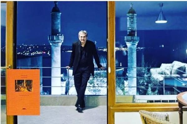 stanbul Cumhuriyet Basavcl balatt soruturma kapsamnda Orhan Pamuk'u ifade vermek zere adliyeye davet etti. Savclkta ifade veren Orhan Pamuk, "Ben kitabmda kesinlikle Gazi Mustafa Kemal Atatrk' ima eden yazlar yazmadm. ncelikle kitabn karakteri Kolaas Kamil'in kkken kargalar kovaladna dair bir ifade yoktur. Kulara zel merakmdan dolay kitaplarmda kargay ele alyorum. nk ben kkken zayf olmam ve sreki olarak ailem tarafndan kargo olarak arlmamdan dolay byle bir ilgim vardr. Trk Bayrannda Rum eczanenin amblemiyle alakas yoktur. Sulamalar kabul etmiyorum" diye konutu.