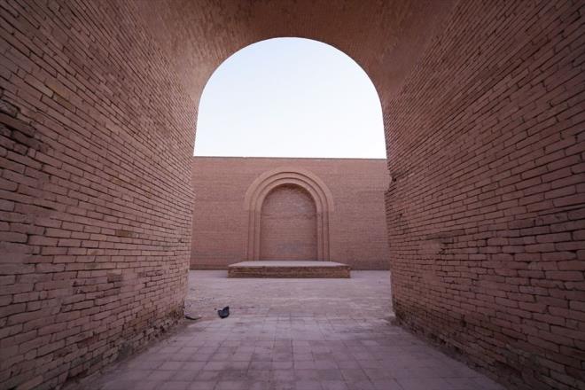 Bir zamanlar dnyann en byk ehri olan Antik kent, Frat Nehri?nin kenarnda medeniyetin ilk yeerdii ve Hammurabi tarafndan ilk yazl kanunlarn uyguland kadim Babil mparatorluu?nun merkezi konumundayd.