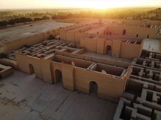 Dnyann Yedi Harikas?ndan biri saylan kent, Asma Baheleri?nin yan sra Hammurabi Dikilita ve Babil Aslan ile biliniyor.