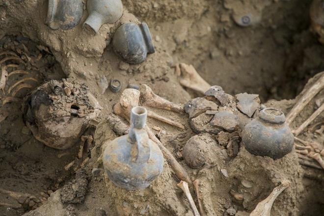 imu kltrnn 14. yzyln ilk yarsnda zirveye ulat ve farkl sosyal hiyerari seviyelerine sahip karmak bir medeniyet gelitirdii de dnlyor.    Dier taraftan, antik kent ve evresinde bulunan toplu mezarlarn birok insann kurban edilmesinin bir sonucuydu, ancak arkeolog Menese, bu 25 ile 30 iskeletin konumunun, kiilerin ldkten ksa bir sre sonra gmldklerini gsterdiini belirtiyor.