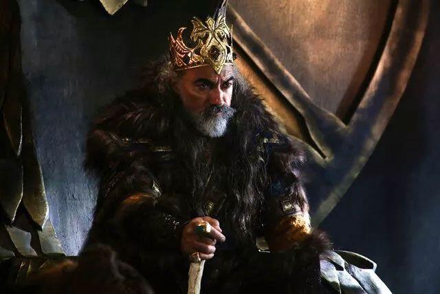 Destanlarn yazlmayp yas&#807;andg&#774; kadim zamanlarda, savas&#807;c&#807; bir kz esir du&#776;s&#807;er ve kendini c&#807;ok acmasz bir iktidar savas&#807; ile c&#807;ok saf bir as&#807;kn ic&#807;inde bulur.