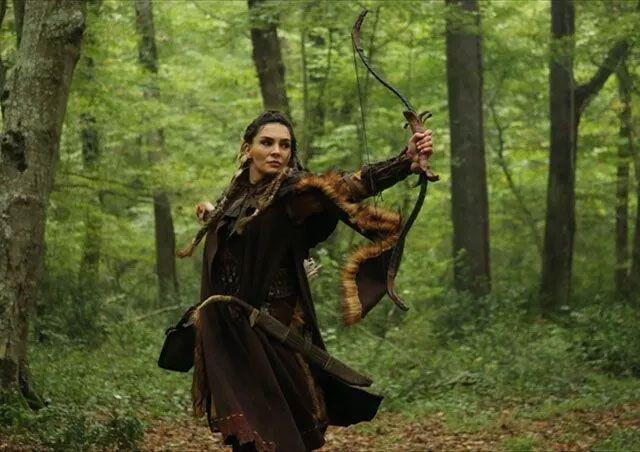 Du&#776;s&#807;manna esir olan Akkz ile babasnn saraynda ezilen c&#807;olak ve topal bir han og&#774;lu Batuga?nn destanlara yarar hikayesinde, herkesin gz ard ettii bu ikili imkansz baararak iktidara yrmek zere glerini birletirirler.