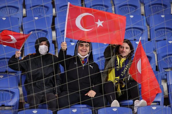 Stefan Kuntz ile 4. ma<br>    Trkiye, Alman teknik adam Stefan Kuntz ynetiminde 4. mana Karada karsnda kacak. Kuntz idaresinde oynad ilk mata stanbul'da Norve ile 1-1 berabere kalan ay-yldzl ekip, ikinci msabakasnda deplasmanda Letonya'y 2-1, son karlamasnda da sahasnda Cebelitark' 6-0 malup etti.
