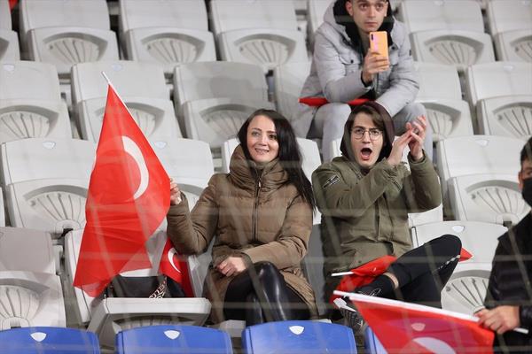 Kadroda kimler var?    A Milli Takm'n aday kadrosunda u isimler yer alyor:<br>  Kaleci: Uurcan akr, Ersin Destanolu, Sinan Bolat  <br>Defans: Zeki elik, Mert Mldr, alar Sync, Kaan Ayhan, Merih Demiral, Caner Erkin, Rdvan Ylmaz  <br>Orta saha: Abdlkadir mr, Berat zdemir, Berkan Kutlu, Orkun Kk, Taylan Antalyal, Hakan alhanolu, Kerem Aktrkolu, Bar Alper Ylmaz, Tolga Cierci, Yusuf Sar  Forvet: Burak Ylmaz, Halil Derviolu, Serdar Dursun, Kenan Karaman.