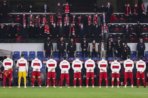 Yarn Karada'da kazanrsak...<br>    Yarn Karada'da kazanrsak byk zlem duyduumuz Dnya Kupas'nn kaplar alacak. En azndan play-off oynama frsat bulacaz. Hollanda ile Norve'in karlamas da kaderimize direkt etki edecek. Stefan Kuntz ve milli futbolcular, stanbul'da bileini bkemediimiz Karada' deplasmanda malup edeceine yrekten inanyor.