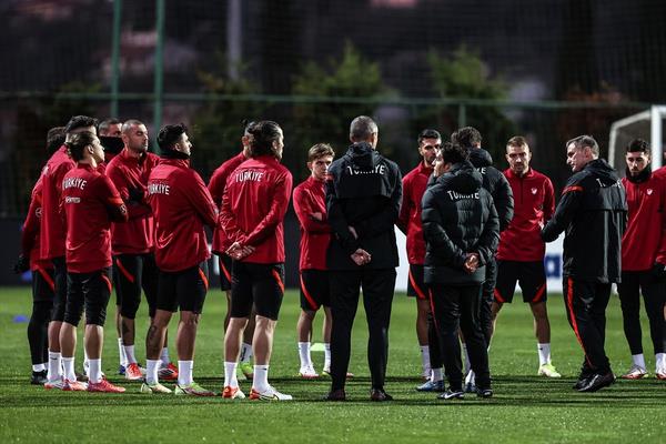 A Milli Takm, bir kez daha uluslararas bir turnuvaya katlma aamasna ?mucizevi' bir ekilde geldi. EURO 2016 ncesi zlanda'y 89'da Seluk nan'n frikiiyle deviren milliler, ?Biz bitti demeden bitmez' sloganyla byk bir i baarmt. Aradan 5 yl geti ve bu kez hedefimiz son mata Dnya Kupas'na katlmak olacak. Trkiye-Karada ma hangi saat kata? Hangi televizyon kanal yaynlyor? A Milli Takm'n ilk 11'inde kimler var?.. te tm ihtimal hesaplar ve gelimeler...