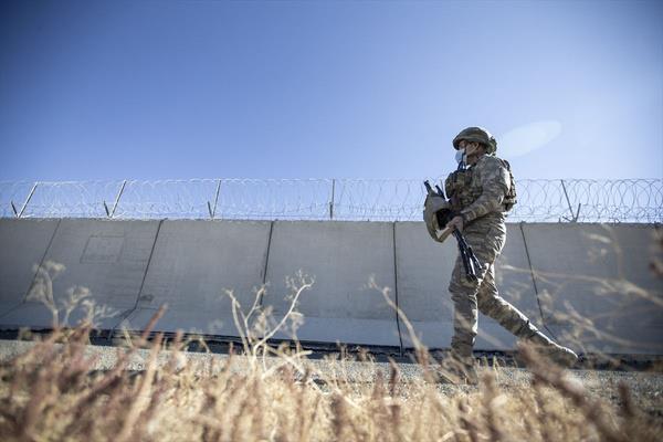 Vatan nbetinde teknolojinin imkanlarndan en geni ekilde yararlanan Mehmetik, bu cihazn yan sra termal ve manyetik sensrler sayesinde olas maara ve tnelleri tespit edebiliyor.