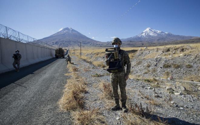 Teknolojinin tm imkanlarndan yararlanarak yamur, amur, kar, k demeden zor arazi ve iklim koullarna ramen Trkiye'nin ran snrn koruyan Trk Silahl Kuvvetleri (TSK) mensuplar mevzilerinde elleri tetikte gece gndz vatan nbetini kararllkla srdryor.