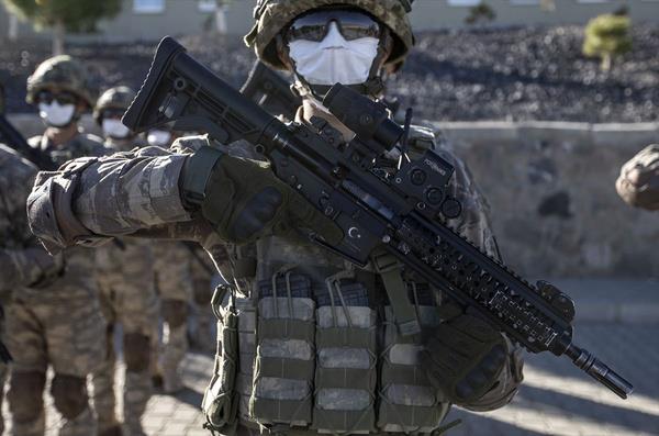 Snr kulelerinde sorumluluk blgelerini korumak iin 7 gn 24 saat drbnle gzetleme yapan Mehmetik, lkenin blnmez btnl iin kulaklarn komutanlarndan gelecek emirden ayrmadan, "Vatan ve millet uruna seve seve can vermeye hazrm komutanm" diyerek grevlerini icra ediyor.