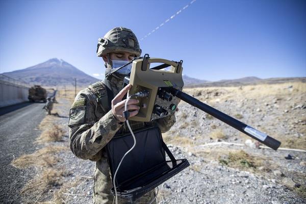 Snr hattndan Trkiye'ye maara ve tnel gibi yollardan girmeye alan terristler ve kaaklar gibi d unsurlara kar gvenlik duvar boyunca srekli tarama yapan Mehmetik, burada da yazlm ve donanm tamamen yerli imkanlarla retilen yer alt grntleme cihazn kullanyor.