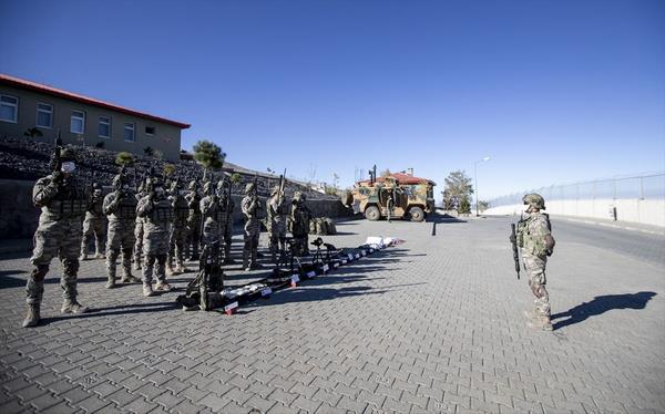 ran snrnda grev yapan komandolar ile TSK'nn dier birimlerinde grevli Mehmetik, bata terristler olmak zere uyuturucu, kaak sigara, eya, mazot geileri ile dzensiz gmenlerin de yer ald her trl izinsiz geilere engel oluyor.