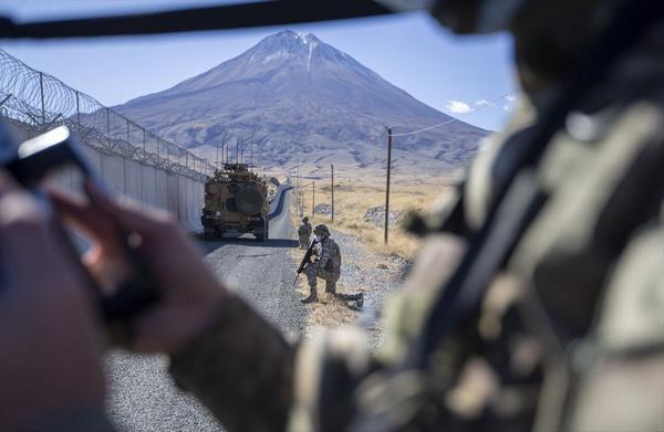 Terristleri bulup etkisiz hale getirmek maksadyla keif, gzetleme, pusu, dinleme ve istihbarata dayal nokta operasyonlar icra eden komandolar yerli ve milli imkanlarla Trk mhendislerce gelitirilen silah ve tehizat grevlerinde aktif olarak kullanyor.