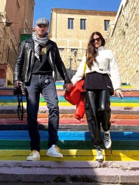 2016 ylnda stilist Baak Dizer ile Paris'te nikah masasna oturan oyuncu Kvan Tatltu, nceki gn barolnde yer ald bir dizinin ekimleri iin eiyle birlikte soluu Mardin'de ald.