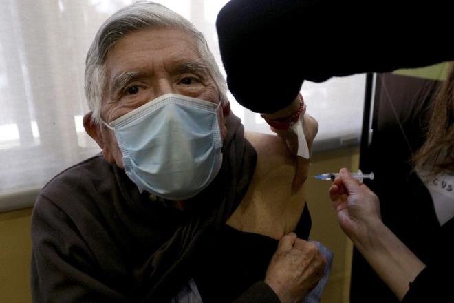 SEMPTOMATK HASTALIA KARI KORUMA YZDE 95'E IKTI    Bununla birlikte, semptomatik Covid-19 hastal asndan, Sinovac ile tam olarak alanm kiilerde etkinlik, Pfizer/BioNTech ile gerekletirilen nc doz bir alamann ardndan yzde 95, AstraZeneca-Oxford iin yzde 94'e ve nc bir Sinovac dozu iin yzde 74'e ykseldi.