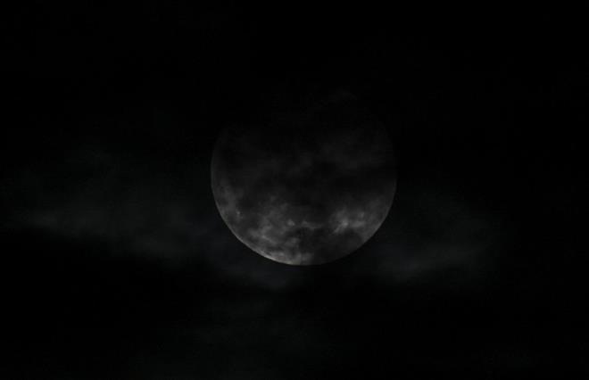 Bu yl ikinci kez meydana gelecek olan Ay tutulmas, Dnya?nn Ay ile Gne arasnda bir noktada bulunmas sonucu, Ay?n Dnya?nn glge konisinin ierisinde kalmas ile gerekleiyor.