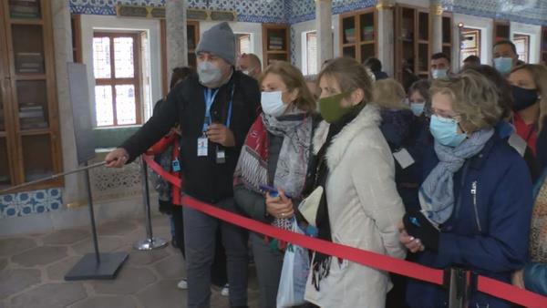 Prof. Kahle, Piri Reis'in Kitab- Bahriyye adl kitabn Almanca olarak nereden isim. Bu yzden haritann varlndan haberdar ve Piri Reis'in almasnn haritaclk tarihi bakmnda byk nem tadn biliyor. 1931 ylnda Kahle'nin yaynlaryla Piri Reis haritasnn bulunduu ve Topkap Saray'nda olduu dnyaya duyuruluyor. Piri Reis haritas, sergi ortamnn s, k ve nem gibi olumsuz artlarndan etkilenen hassas bir yapya sahip. Bu hassasiyette, haritann parmen zerine izilmi olmasnn, nik eser nitelii tamasnn ve aradan geen 508 yln etkisi byk.