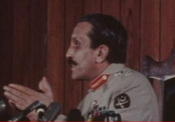 Ziya �l Hak-Pakistan ��pheli u�ak kazas�nda �ld� 1977’de Pakistan’da se�imle ba�a gelmi� olan Z�lfikar Ali Butto’yu devirdi ve idam ettirdi. 11 y�ll�k diktat�rl���n�n ard�ndan 17 A�ustos 1988’de ABD b�y�kel�isinin ve kurmaylar�n�n da bulundu�u u�a��n d���r�lmesi sonucu hayat�n� kaybetti. �l�m�n�n ard�ndan se�imleri a��k farkla kazanan Z�lfikar Ali Butto’nun k�z� Benazir Butto ba�bakan oldu.