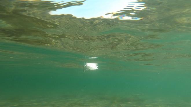 "HER YERDE ATIK TOPLAMA KUTULARI MEVCUT"    Maske ve eldiven gibi atklarn, kentin birok noktasnda kurulan kutulara atlmas gerektiini hatrlatan Deniz, unlar syledi:    "Pandemiyle birlikte maske ve eldiven kullanm artt. Vatandalarmz biraz daha duyarl olursa, belediyemizin sokaklarda hatta her yerde grebileceimiz atk toplama kutular mevcut. Buralara atarlarsa bu maddeler rzgarla, akntyla denize gelmemi olacak ve bylece denizimiz kirlenmemi olacak."