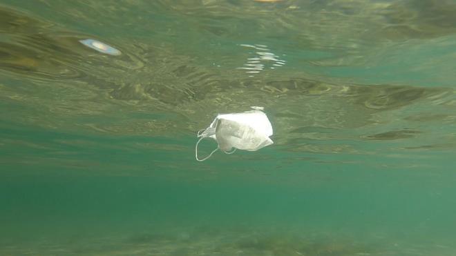 Su altna ulaan atklarn dalglar tarafndan toplandn syleyen Deniz, "Deniz yzeyi dnda da dalglar marifetiyle eitli blgelerden sualtnda birikmi olan atklar topluyoruz. Daha ok bu maddeler akntyla, rzgarla ky blgelerine gelen eyler. zmit, Derince, Krfez gibi ky blgelerde daha ok gzkmekte bu atklar" ifadelerini kulland.