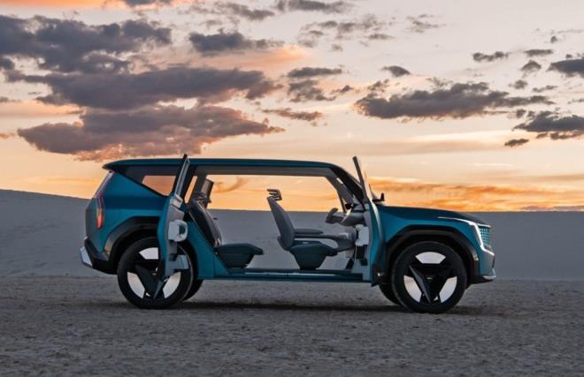 Arata retim versiyonunda olmas beklenmeyen karlkl kapa tasarmna yer verilmi. Modelde ilgi  ekici bir baka zellik ise tavan raylarnn istenildiinde ieri girmesi.