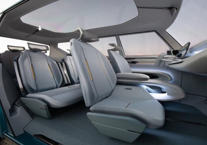 3 sral bir koltuk dzenine sahip olan arata orta sradaki koltuklar masaya dntrlerek 1. ve 3. sra koltuklar karlkl olarak dndrlebiliyor. Alternatif olarak 3. sra koltuklar tamamen geri dnerek bagajdan dars izlenebiliyor.