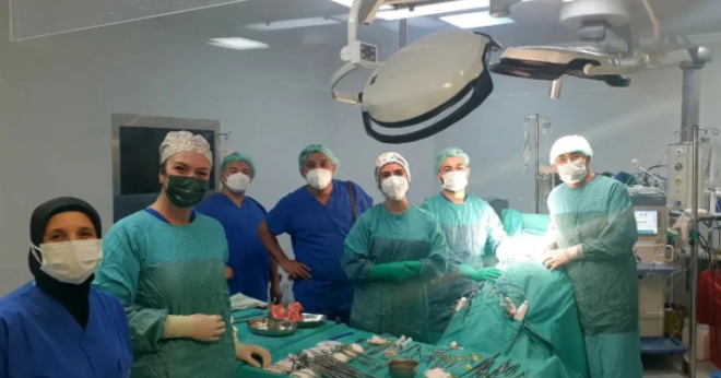 Ameliyattan nce 2-3 gn hazrlk dneminin olduunu kaydeden Do. Dr. akr, ?Anestezi uzmanlarmzn yan sra hangi organlarn tmrle balants olduu, hangi damarlarn tmre yakn olduuyla ilgili radyoloji ekibimizle de yol haritas belirledik. Ameliyat ncesi planmz ameliyat srasnda da hi amadan uyguladk ve baarl bir sonu oldu. Hastamz gayet iyi" diye konutu.