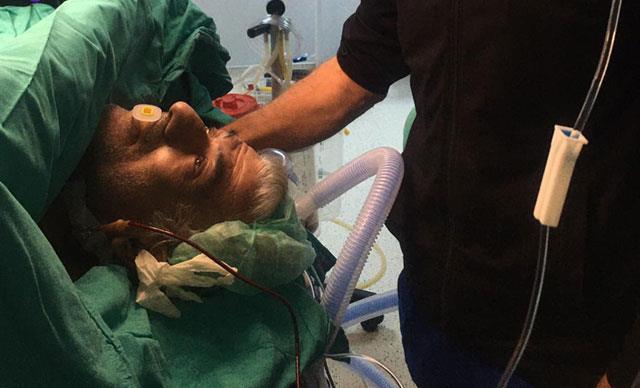 'HASTA UYANIKKEN KONUARAK VE ARISIZ AMELYAT YAPTIK'    Ameliyata girerken cerrah olarak yaad endieyi anlatan Do. Dr. Turul akr, ?Endiemiz, 'Acaba hasta kk de olsa ar hissedecek mi' diyeydi. Ekibimizle mkemmel bir i disipliniyle bu operasyonu hasta uyankken, konuarak ve arsz ekilde yaptk. Ameliyatta zamana kar yar iinde olmamz gerekiyordu nk spinal anestezi ksa sreli ameliyatlarda uygulanan bir yntemdir" dedi.