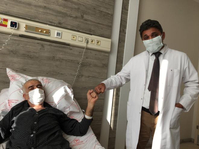 8 ayr hastaya yaplacak ameliyatlar tek hastada yaptklarn vurgulayan akr, 6 saat sren ameliyatn kendileri iin de zel olduunu belirtip, ?Daha nce spinal anesteziyle ok sayda ameliyat yapmtk ama bu kadar byk bir cerrahi, Trkiye'de ilk oldu" diye konutu.