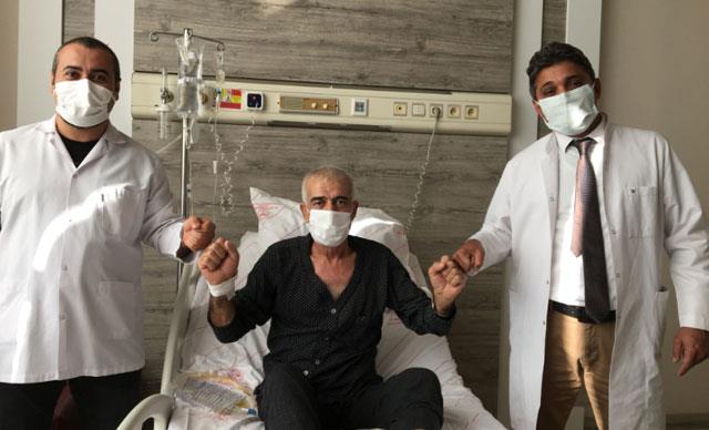 Acile iddetli karn ars ve genel durum bozukluuyla getirilen Taar'n tetkik ve tahlillerinde tmrn onikiparmak barsa, pankreas ve karacierinin sa tarafna doru yayldnn tespit edildiini belirterek Do. Dr. akr, ?Hastann ameliyat endiesini ve sistemik hastalklarndan dolay anestezi doktorlarmzla ciddi bir ekip almas yaparak, hastaya genel anestezi vermeden spinal yksek epidural anesteziyle tmrn yayld organlarn karlmasna karar verdik" dedi.