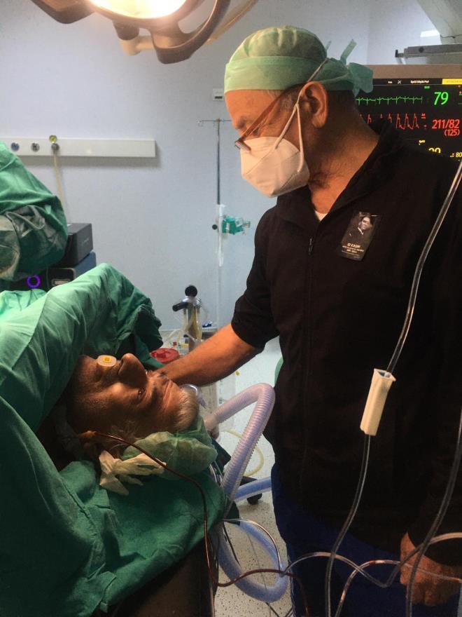 Ameliyat ekibiyle birlikte gerekletiren, Antalya Eitim ve Aratrma Hastanesi Genel Cerrahi ve Organ Nakli Merkezi Sorumlu Hekimi Do. Dr. Turul akr, 2 yl nce kolon kanseri tans alan Cevdet Taar'n korku nedeniyle ameliyattan uzak durduunu ve hastal ilerlemi halde hastanenin acil servisine bavurduunu belirtti.