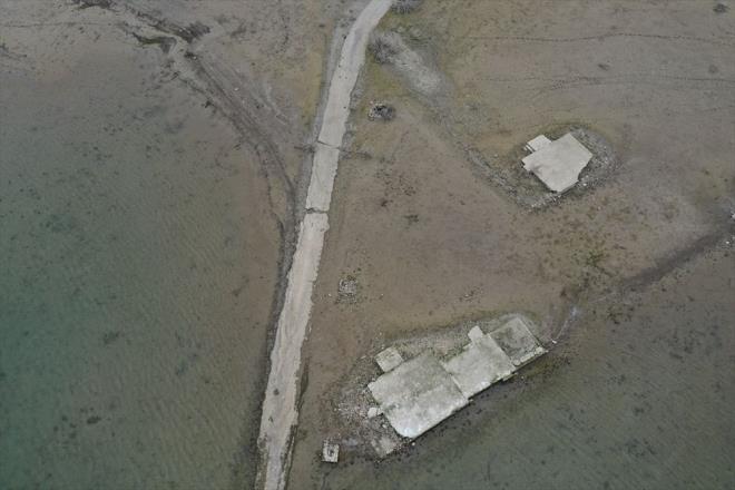 lke genelindeki kuraklk en ok tarm alanlarn etkiledi. &#8203;Ttn, zeytin, zm, incir, pamuk ve turungiller gibi tarm rnleri retimin nemli ksmnn yapld Ege Blgesi'nde de su/tarm yl yalar, normal miktarn gerisinde kald. Ege?de 2021 su/tarm yl yalar normale gre yzde 18, 2020 su/tarm ylna gre yzde 5 azald.