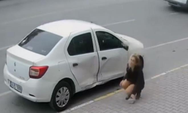 Einin uzaklamasn frsat bilen kadn, yerden ald ta ile dakikalarca park halindeki arabaya zarar verdi. evredeki vatandalarn duruma mdahale etmesi zerine kadn, ?Polisi arayn, sakn siz karmayn? diyerek tepki gsterdi.
