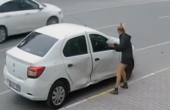 ddialara gre ei tarafndan darp edilen bir kadn, sinir krizi geirerek kocasnn arabasna saldrd.