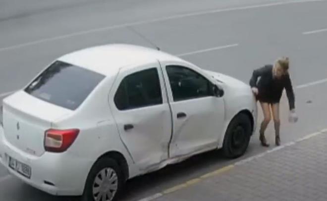 Bir sre sonra fkesinin azalmasyla kadn olay yerinden uzaklat. Kadnn saldrd arabaysa ekici yardm ile kaldrld.