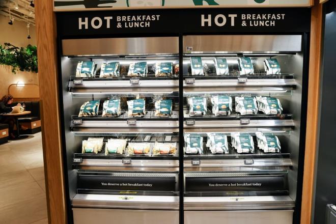 Maazada kasa olmamas baristalarn almayaca anlamna gelmiyor. Kahveler yine baristalar tarafndan hazrlanacak ancak kasada deme sras beklenmeyecek.