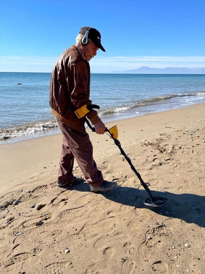 Antalya'da sahilleri dolduran az sayda yabanc turist gneli havann tadn karrken, halk arasnda "plaj definecileri" olarak adlandrlan ii yapan Mehmet Deniz ve brahim Uysal dedektrle sahili taryor.