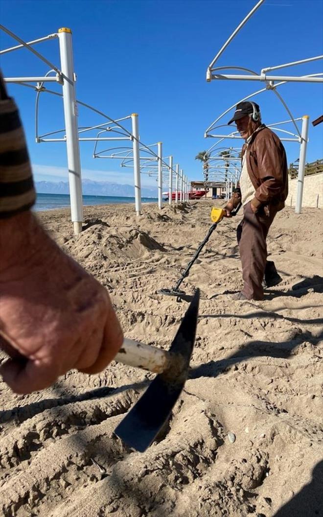 "EN OK RUS PARASI IKIYOR"    Antalya'daki tm plajlarda arama yaptn anlatan Deniz, "Gittiim yerde tm sahili batan sona iki kere dedektrle tararz. Dedektrn sinyal verdii yeri kazp bakarz. En ok bulduumuz Rus paras oluyor. Bazen kolye kr, kpe ve yzk de denk geliyor. Euro bulursak bozduruyoruz, altn bulursak satyoruz. Dier metal paralar kiloyla hurdacya veriyoruz. Bozuk para dnda birka sefer cep telefonu buldum" diye konutu.