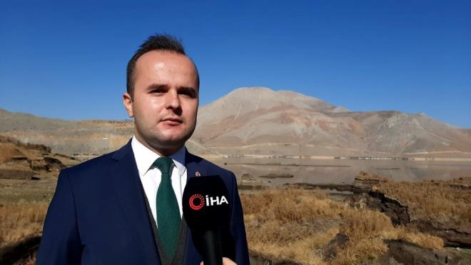 elikhan?da ki 60 yzen adann 45?i kyya vururken, 15?i suda yzmeye devam ediyor. Gletin su seviyesinin ykselmesiyle kyya vuran adalardan suya yakn olanlarnn tekrar yzmesi bekleniyor.    Adyaman Valilii?nin himayesinde, elikhan Kaymakamlnn kontrolnde, pekyolu Kalknma Ajans?nn destekleri ile Adyaman niversitesi?nin akademisyenleri tarafndan yrtlen ?Yzen Adalar Kurtarma? projesi hzland.