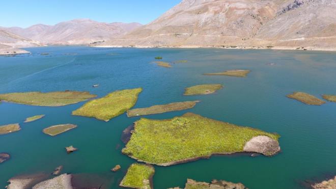 Tabiat Varl olarak tescilli olan, kalnl 3 ile 5 metre arasnda deien ve 50 ile 500 metrekare arasnda bykle sahip doa harikas yzen adalarn kyya vurmamas iin alma balatld.    Adyaman'n elikhan ilesindeki at Baraj Gleti zerinde 2 bin ile 3 bin yl arasnda meydana gelen ve rzgarn etkisiyle srekli yer deitiren yzen adalarn su alt yaps grntlendi.