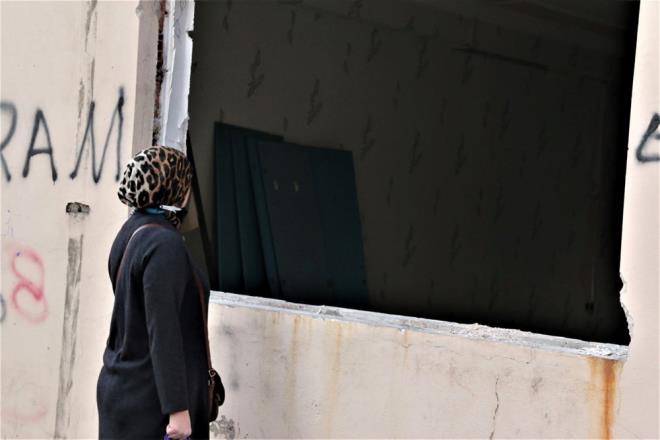 "P ATMAYA GDEMYORUM"    Yurda her gn girip kanlarn olduunu belirten Filiz Tutun, ?Madde kullananlar giriyor, her trl insan giriyor. Alkol kullananlar da var. Geende birisi benim balkonumda uyumu. ocuklarm ok korkuyor. Yemek istiyorlar. Tamam ben veriyorum. Markete gidiyorum, o srada ocuklarma zarar verebilirler. Bunun nne geemiyoruz. Bavurularmza cevap veren olmad. Gzelim ehrin ortasnda byle bir ey olmamas lazm. Korkuyorum. Ben p atmaya gidemiyorum" diyerek tepki gsterdi.