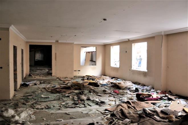 Yurdun bahe ksmnda bulunan atnn baz demir direkleri hrszlar tarafndan kesilince at yarya kadar yatt. Yklmas an meselesi olan at byk tehlike saarken, yurdun odalar ise madde bamls ahslar tarafndan yurdun ierisinde bulunan kap ve yataklar ile perdelenerek yaam alan haline getirildi.