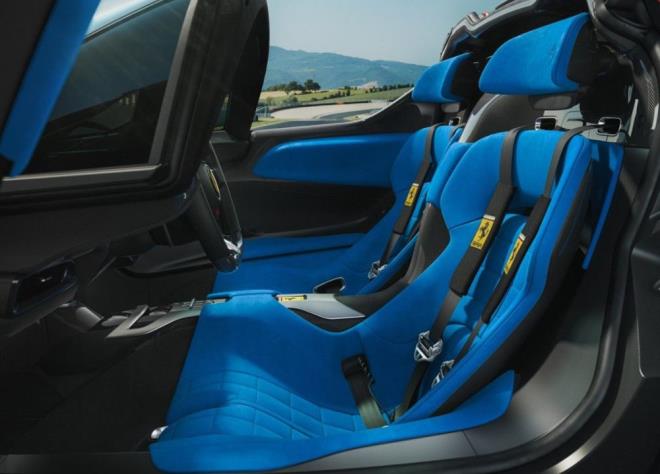 Aracn spor koltuklar asiye entegre ve pedallar da ayarlanabiiyor.