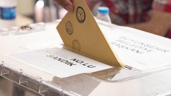 Optimar anketlerinde Y Parti?yle ilgili oranlar az bulduumu her zaman belirtirim. Y Parti yzde 10?un zerine ksa da birka puan daha ileride olduunu dnyorum. HDP yzde 10.1?le drdnc srada gelirken, MHP yzde 10 seviyesini koruyor. DEVA Partisi de uzun sredir ilk kez yzde 1.3?le altnc srada kt.