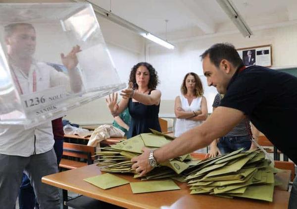 Hangi parti ne kadar oy alyor?  <br>  Kararszlar datld takdirde AK Parti?nin oy oran yzde 37.5 karken onu yzde 25.3?le CHP takip ediyor. CHP, uzun sredir ilk kez yzde 25 orann amay baard. Y Parti ise yzde 10.2?yle nc srada geliyor.