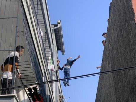 Mzakereci polisin uzun sre ikna etmeye alt Ali ., yamur suyu giderine tutunarak ba aa sarkmaya balad. Ali . daha sonra vcudunu aa sarktt. Bunun zerine komusu Ufuk A., Ali .?yi tutmak iin evin bahe ksmna kotu.