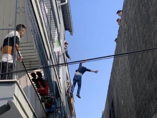 Bir sre sonra kendini bolua brakan Ali ., Ufuk A.?nn zerine dt. Ali .?nin yaknlar sinir krizi geirip, gzya dkt.